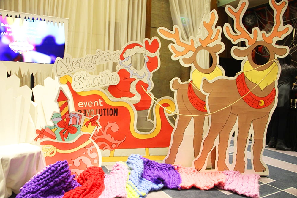 Картонные декорации на праздник для компании Event Revolution